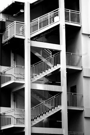 白色和灰色混凝土建筑