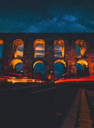 拱形墙上的光条纹