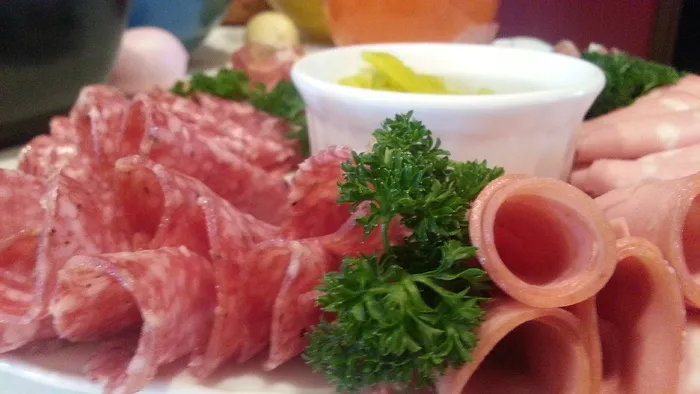 肉、蔬菜、食品、冷切、意大利香肠、欧芹、零食、食品和饮料