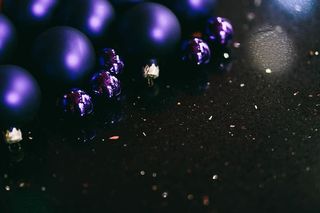 金色和蓝色的圣诞装饰品