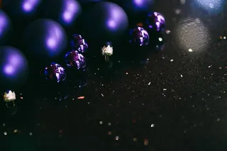 金色和蓝色的圣诞装饰品