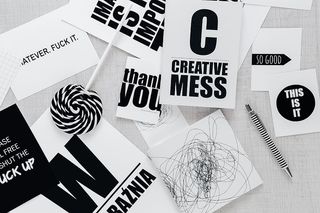 黑白字体句子的俯视图