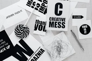 黑白字体句子的俯视图