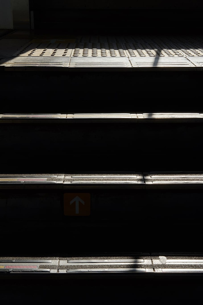 黑色电子设备、家具、钢琴、乐器、休闲活动、扶手、栏杆、建筑