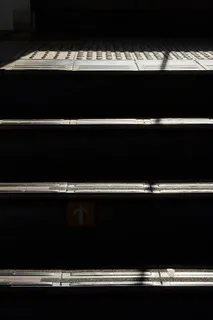 黑色电子设备、家具、钢琴、乐器、休闲活动、扶手、栏杆、建筑