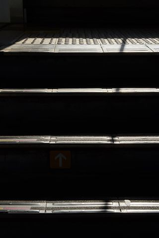 黑色电子设备、家具、钢琴、乐器、休闲活动、扶手、栏杆、建筑