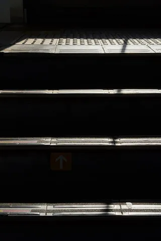 黑色电子设备、家具、钢琴、乐器、休闲活动、扶手、栏杆、建筑