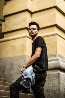 站在楼梯上的男人