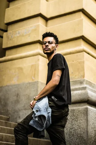 站在楼梯上的男人