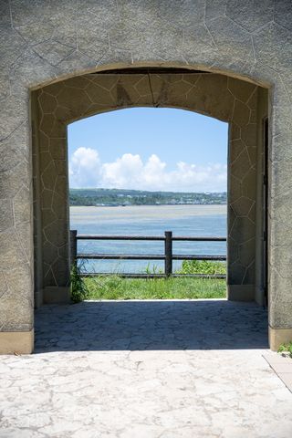 拱门、建筑、城市、云、日光、空旷、栅栏、草地