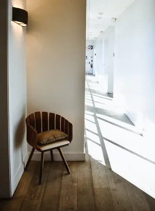 房间角落里的棕色木椅