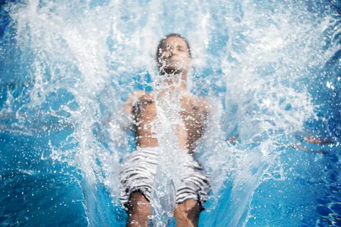 男子坠入蓝色水体 男子坠入蓝色水体