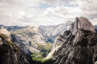 灰色落基山脉，山脉，带，白色，云，白天，山脉，树