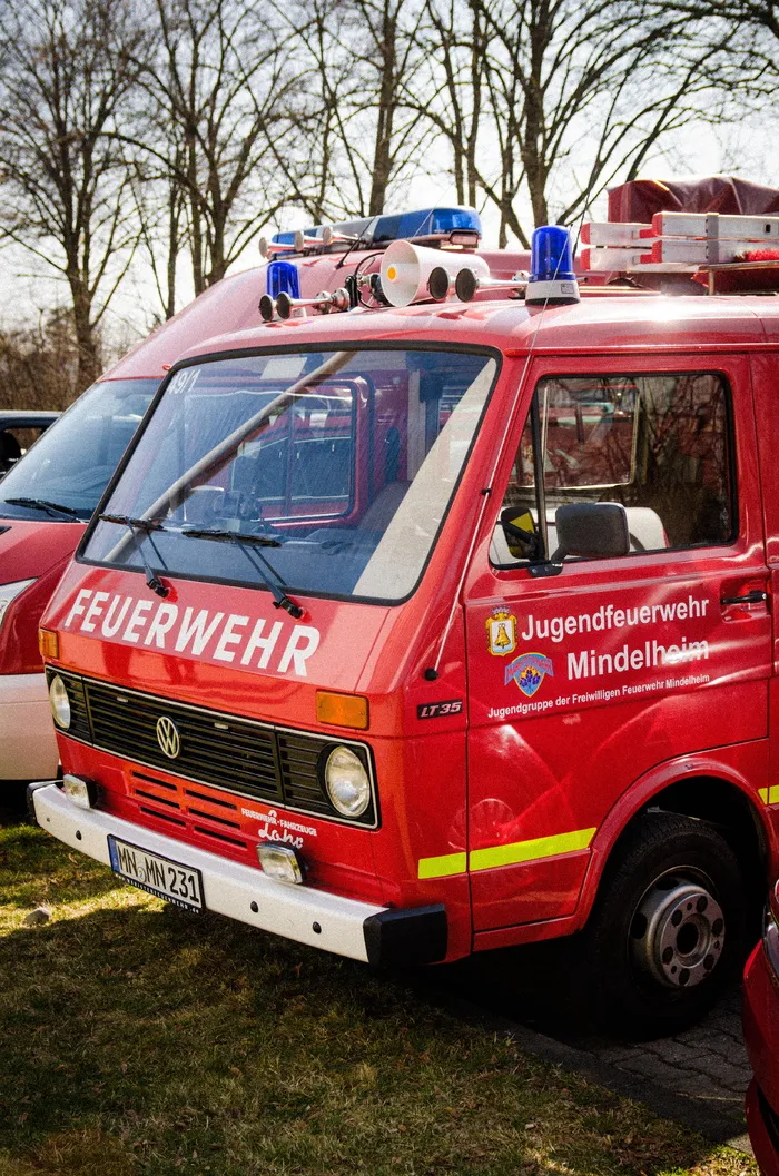 红色消防车、红色、运输方式、运输、事故和灾害、陆地车辆、医疗保健和医药、树木