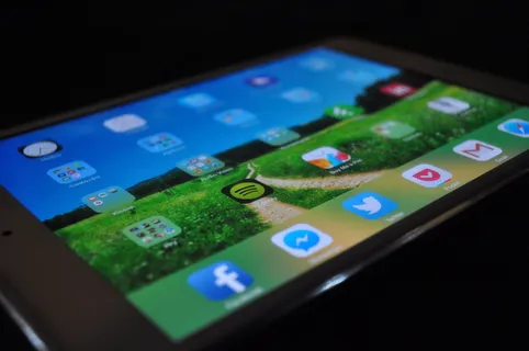 特写照片,打开平板电脑,显示,绿色,草地壁纸,Ipad,平板电脑,应用程序 特写照片,打开平板电脑,显示,绿色,草地壁纸,Ipad,平板电脑,应用程序