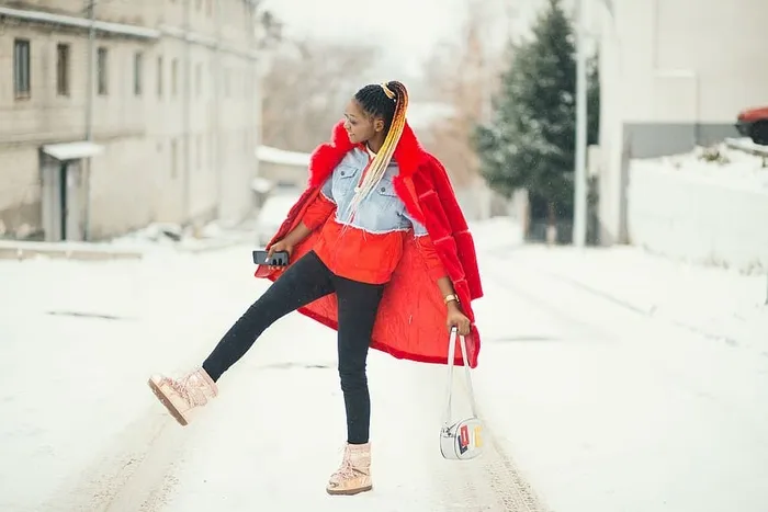 站在街上的女人