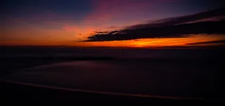 白天的海边和云