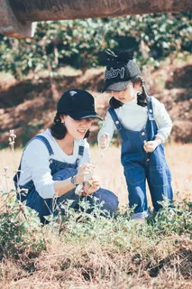 草地上的女人和女孩的照片