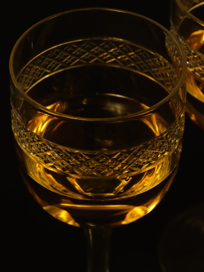 酒杯，水晶杯，葡萄酒，霞多丽，酒精，饮料，威士忌，干邑白兰地