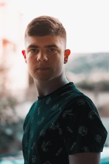 穿黑色衬衫的男人