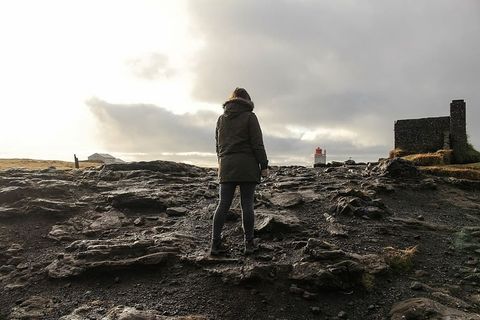 人，站立，地面，黑色，白色，建筑物，白天，人