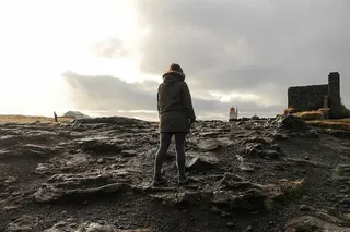 人，站立，地面，黑色，白色，建筑物，白天，人