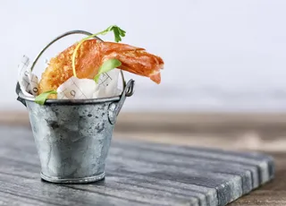 桶内食物，食物，虾，桶，金属，桌子，波基，模糊