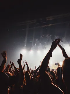 夜间建筑内的人 夜间建筑内的人