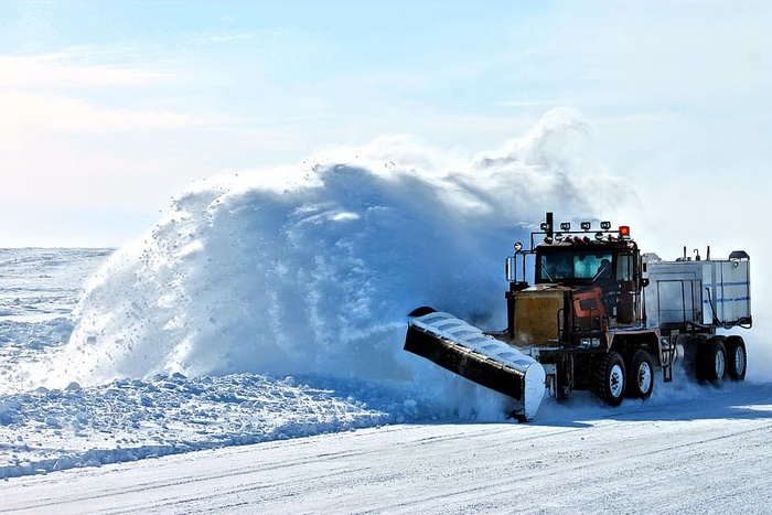 黑色，货运卡车，雪犁刀片，有盖，地面，白天，犁，雪