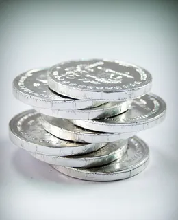 圆形银币,硬币,黄金,现金,孤立,塔,经济,利率 圆形银币,硬币,黄金,现金,孤立,塔,经济,利率