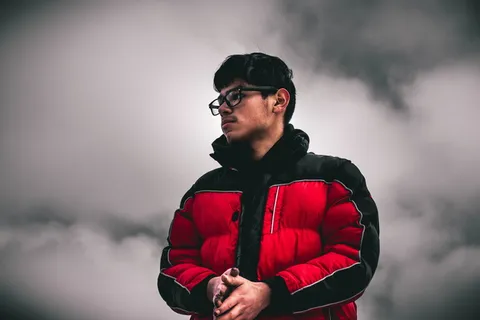穿红黑夹克的男人 穿红黑夹克的男人