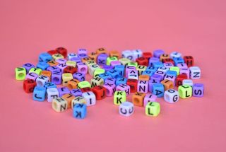 粉色表面立方体的特写照片