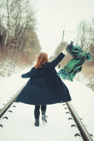 服装，服装，人，人，大衣，大衣，围巾，女性