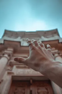 一个人举起右手的特写照片