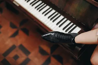 穿着不成对的黑色靴子的人