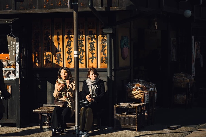 人，女人，女士，姐妹，柱子，长凳，钢铁，木头