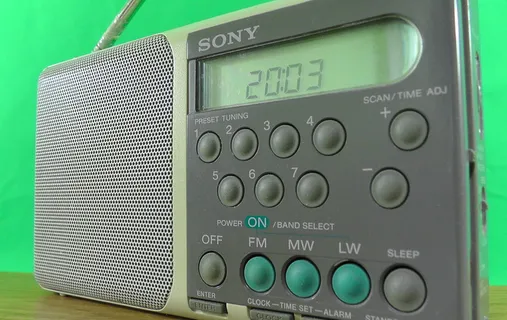 收音机，小，绿色背景，天线，按钮，设置，扬声器，声音