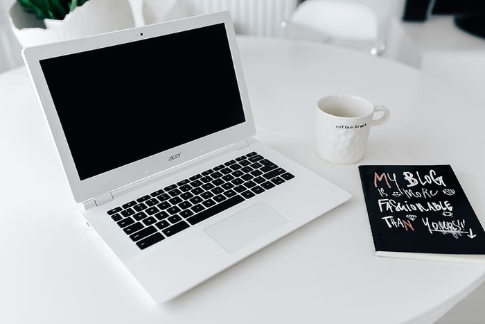 在家里桌上放着笔记本电脑的工作场所