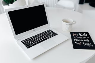 在家里桌上放着笔记本电脑的工作场所