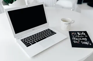 在家里桌上放着笔记本电脑的工作场所