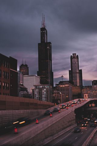 灰色天空下的混凝土建筑