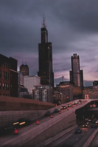 灰色天空下的混凝土建筑