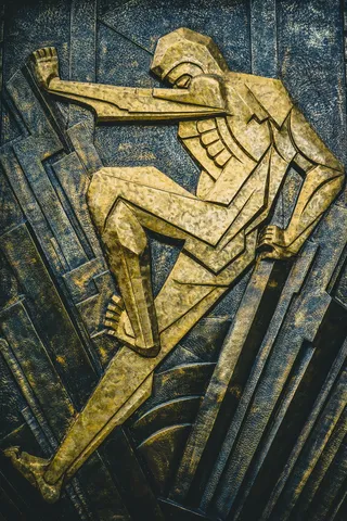 黄色雕刻艺术品