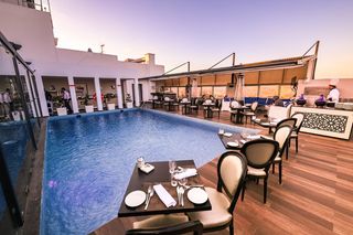 五把棕黑色软垫无扶手椅子