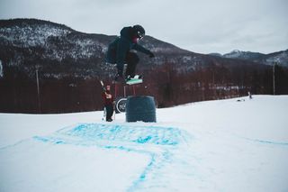 人在玩把戏，人，人，轮胎，衣服，衣服，车辆，交通工具