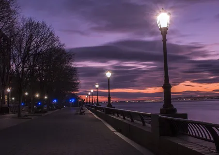 夜间海湾旁打开路灯的照片 夜间海湾旁打开路灯的照片