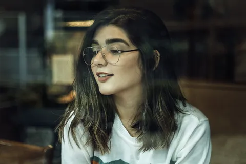 穿白色衬衫的女人 穿白色衬衫的女人