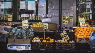 板条箱上有标签的什锦水果