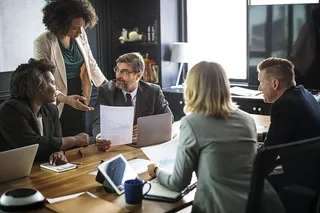 人们聚集在房间里