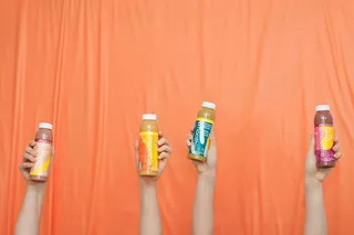 四瓶冰沙，饮料，瓶子，化妆品，罐头，果汁，香料，罐头